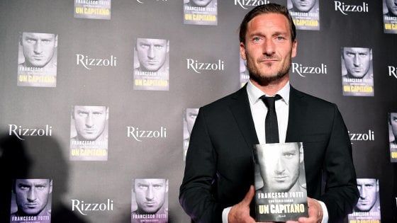 Totti, festa grande al Colosseo per l'autobiografia: ''Spero che nessuno si arrabbi. Io presidente? Perché no...''
