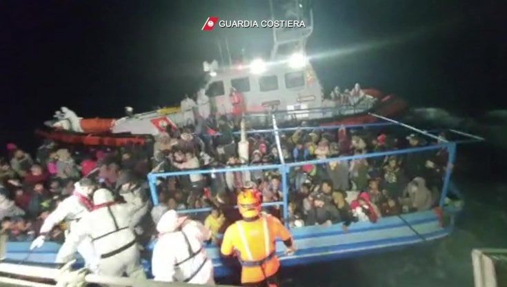 Migranti, sbarchi a Lampedusa e Pozzallo, la Geo Barents senza un porto