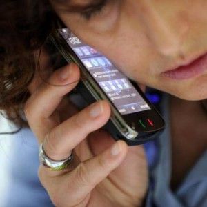 Tariffe telefonino, gi&ugrave; canoni e pi&ugrave; offerte "illimitate". Ma GB col contagocce