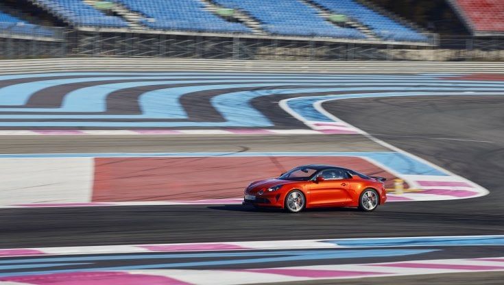 Alpine, in pista con la coupé sportiva che seduce più di tutte