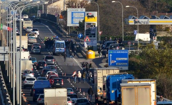 Negozi chiusi, sgomberate le aziende:<br />I forconi bloccano le citt&agrave; della Puglia.<br />Manifestanti sui binari, bloccati i treni.<br />L'appello: "Stop squadrismo fascista"