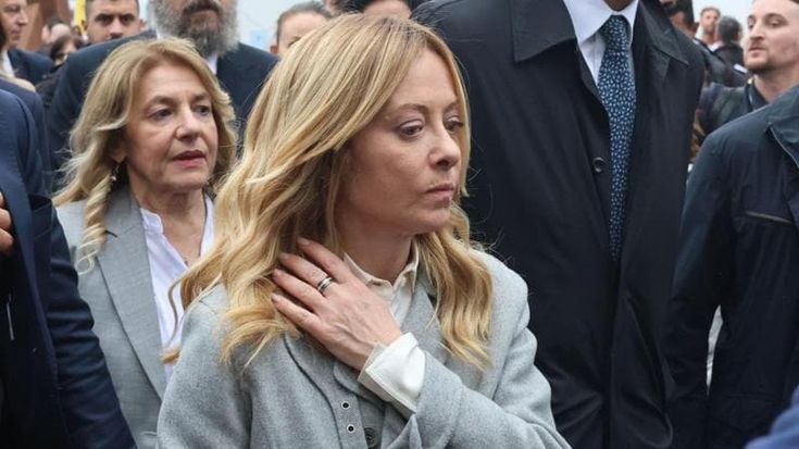 Meloni nel fortino dopo l’attacco di Trump: “Sì, me lo aspettavo”. La diplomazia per ricucire