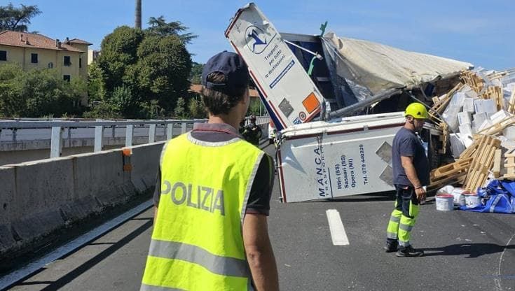 Camion con solventi e vernici si ribalta in A7, allarme sversamenti pericolosi nello Scrivia