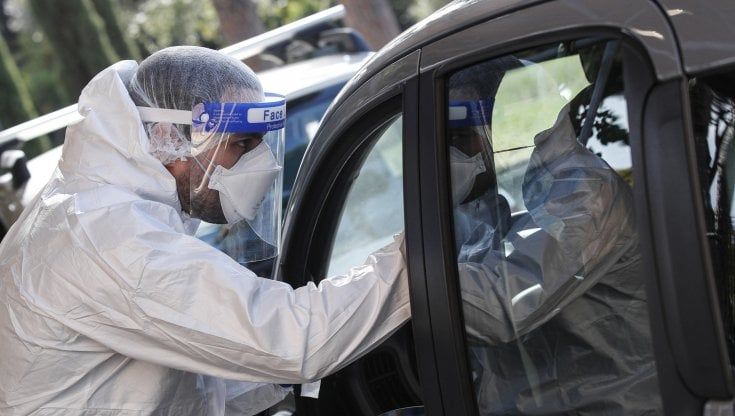 Coronavirus, dal 27 i drive-in per i tamponi solo con prenotazioni on line nel Lazio