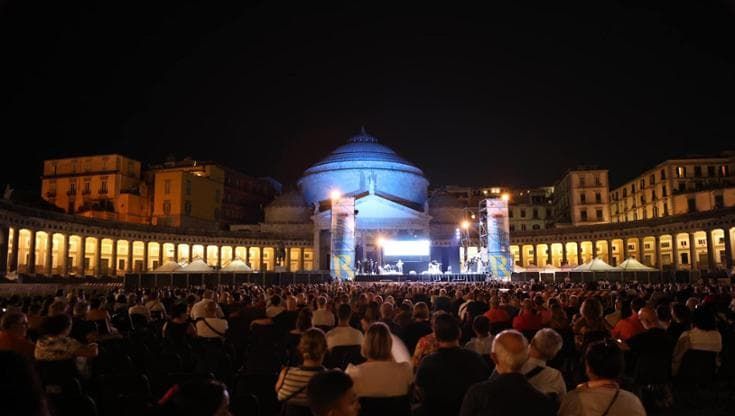 Restate a Napoli al Plebiscito, giovani talenti e grandi nomi nella piazza aperta a tutti