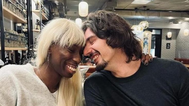 Paola Egonu e Leonardo Puliti, è amore: su Instagram baci, rose e risate