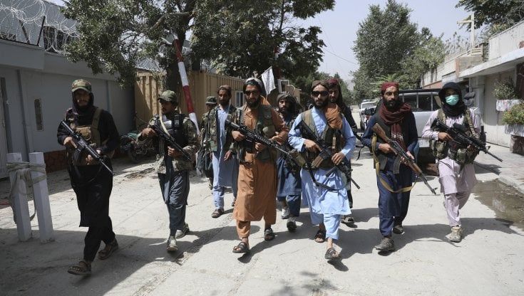 Afghanistan, Jihad divisa sui talebani. Al Qaeda festeggia, l’Isis: "Agenti degli Usa"