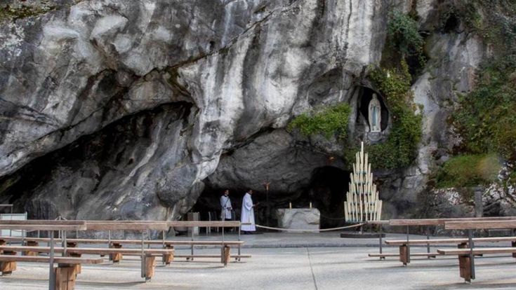 Pellegrinaggi fermi, chiuso il 97% degli hotel. Lourdes chiede aiuto a Parigi per evitare il crac