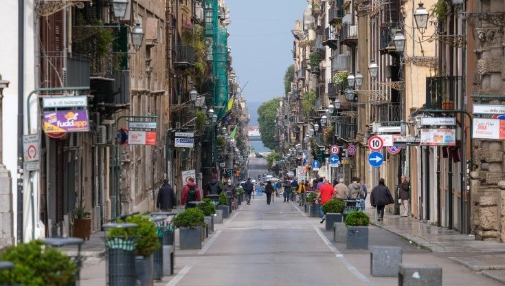 Negozi chiusi, librerie deserte, alberghi vuoti: il Cassaro di Palermo, la via d'Italia più segnata dall'emergenza Covid