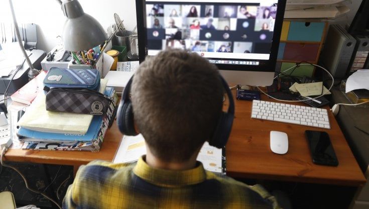 Le nuove regole della pandemia non risolvono il problema a scuola: l'ira della famiglie