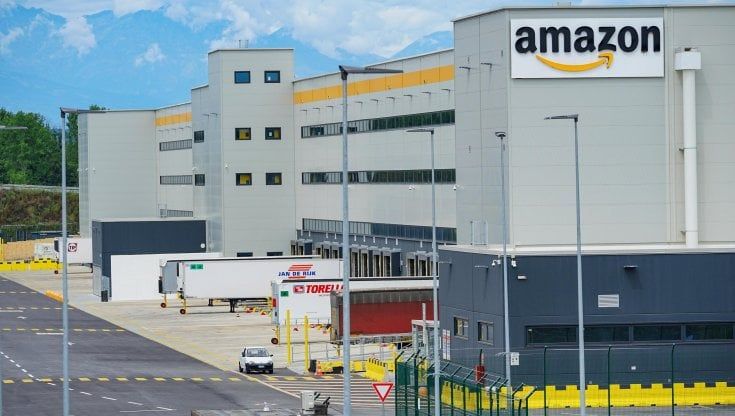 Acquisti in rete di sera ma il turno notturno non piace ai lavoratori Amazon di Torrazza Piemonte