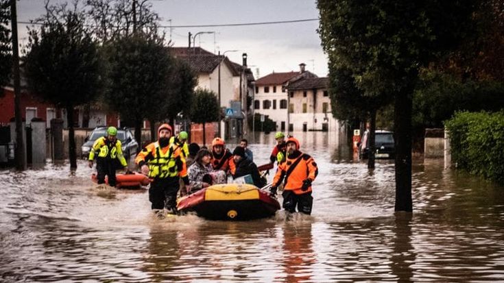 Il fango travolge il Friuli: sommersi paesi e frazioni. Due morti tra le macerie