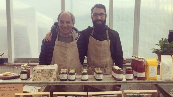 La seconda vita di Alex, dalla laurea alla Bocconi alla vita da contadino: "Ho voluto salvare l'orto di famiglia"