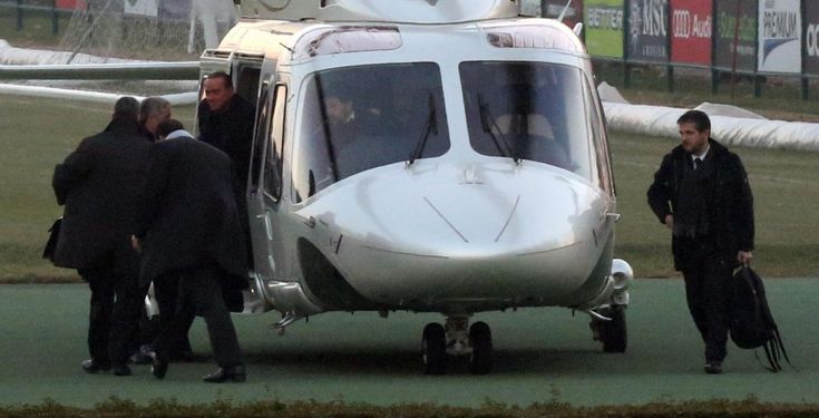Berlusconi e Barbara in elicottero a Milanello<br />Visita al Milan alla vigilia della Champions
