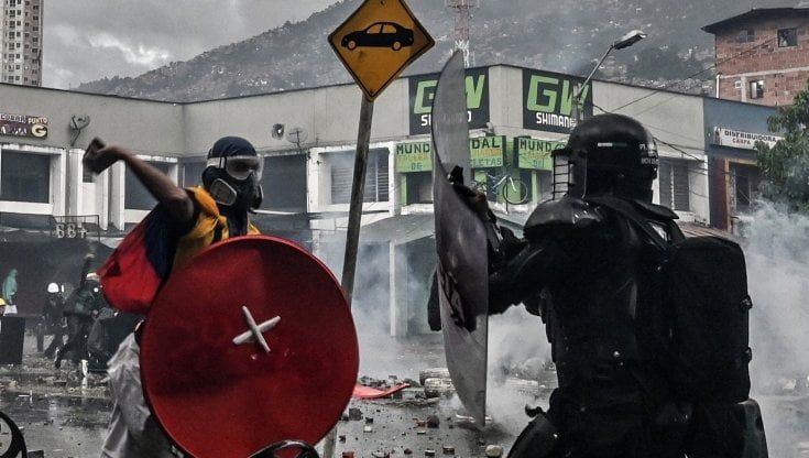Il presidente Duque: "Quello che sta succedendo in Colombia può avvenire anche da voi"