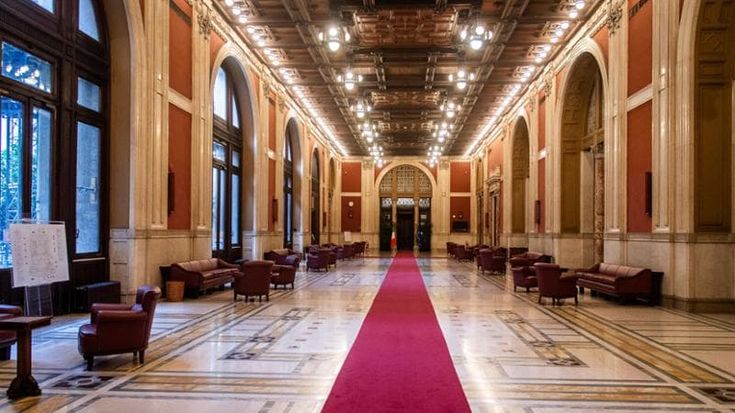 Covid, bagarre alla Camera: il centrodestra non ha la maggioranza in commissione e fa rivotare. Opposizioni infuriate