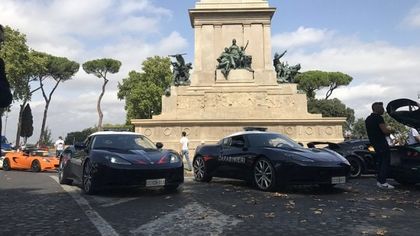 Lotus: le sportive inglesi colorano le strade di Roma
