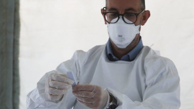 Toscana, 812 casi positivi. E Firenze propone il divieto di sosta per le persone in piazza