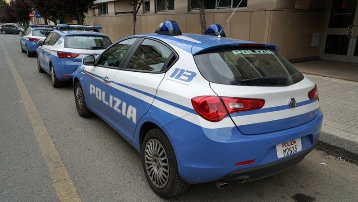 Lucera, trovano zaino con dentro più 5mila euro e lo portano alla polizia: il proprietario ricompensa due ragazzi