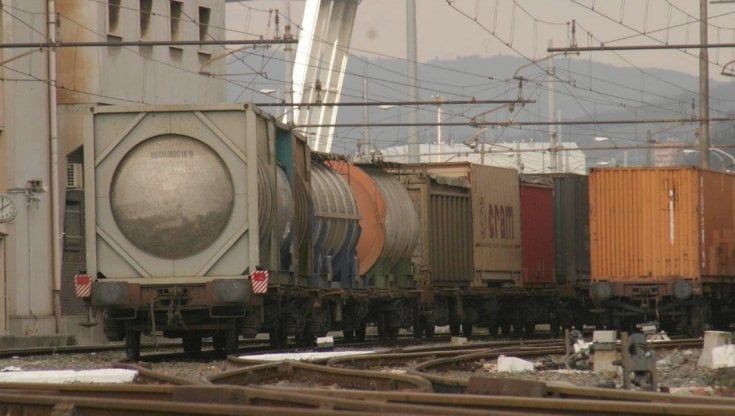 Massa, si aggrappa a un treno merci per inseguire un ladro, cade e muore schiacciato