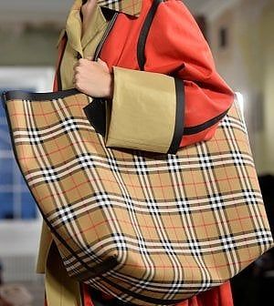 Burberry rinvia gli obiettivi di un anno