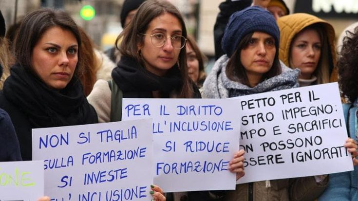 Scuola, insegnanti in piazza contro i nuovi corsi online per il sostegno