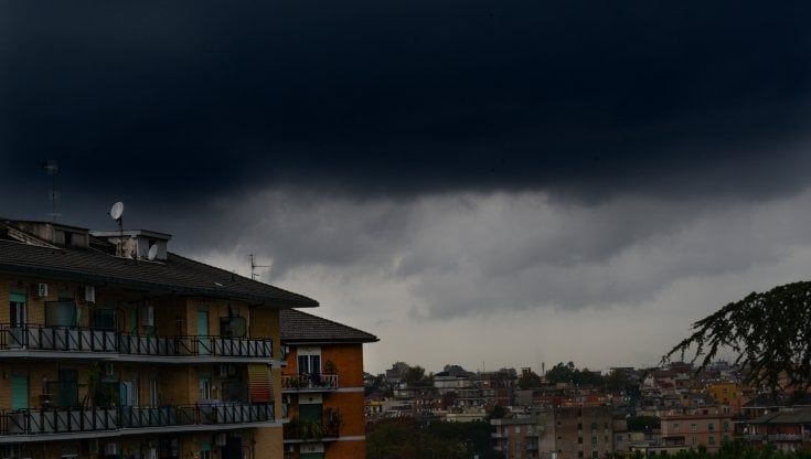 Disagi e allagamenti, Roma si sveglia sotto la pioggia e nel fine settimana arriva l'inverno
