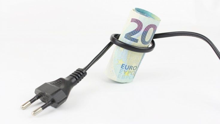 Come risparmiare 380 euro l'anno tra luce e gas senza troppa fatica