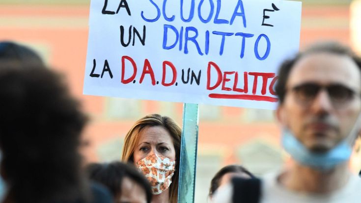 Fioramonti: "Per l'istruzione servono tre miliardi e 100mila insegnanti in più. Azzolina si schieri con le scuole"