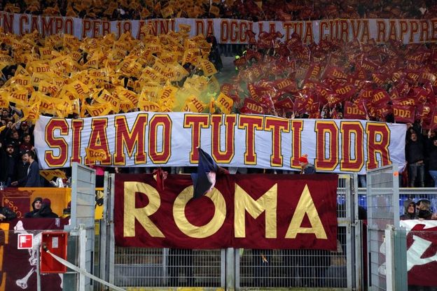 Roma, lacrime e striscioni: l'Olimpico saluta De Rossi