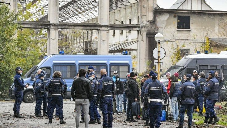 A Milano sgomberate le palazzine Liberty di viale Molise diventate rifugio di senzatetto e sbandati