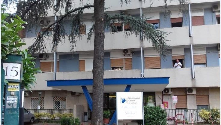 Aveva mal di schiena, muore dopo sei interventi alla colonna vertebrale in un anno. La Procura di Roma apre un'inchiesta