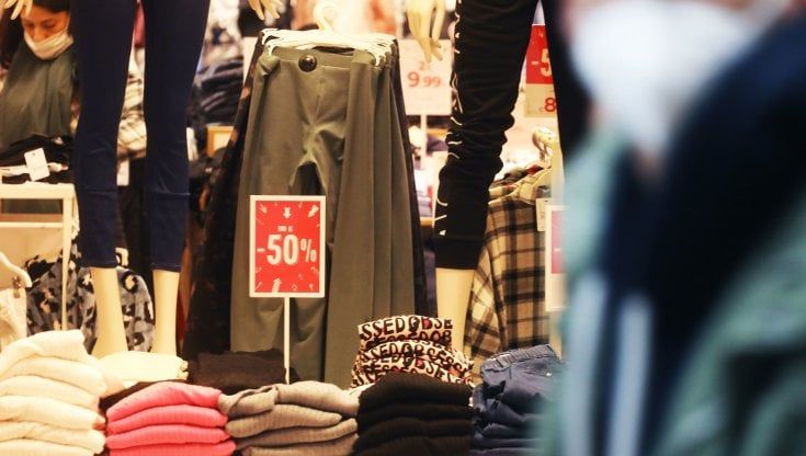 I saldi in mezzo all’ondata di contagi: poca gente e ancora meno affari