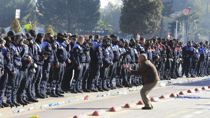 Il politologo Rakipi: “Albanesi stanchi della corruzione. Per i giovani l’unica speranza è emigrare”