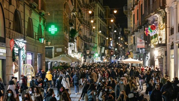 Napoli, l'infettivologo Faella: “Troppi assembramenti, rispettare le regole o pagheremo con altri morti”