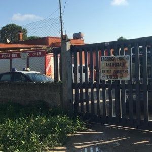 Esplosione fabbrica fuochi d'artificio a Lecce, indagato il padre del 19enne morto 