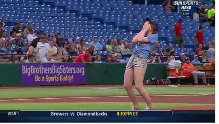 Baseball Usa, il peggior lancio di sempre: la popstar è negata