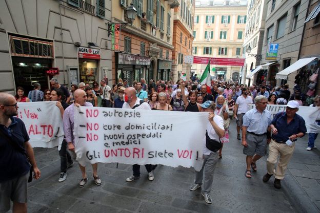 Genova, in duecento raccolgono firme in piazza contro il green pass