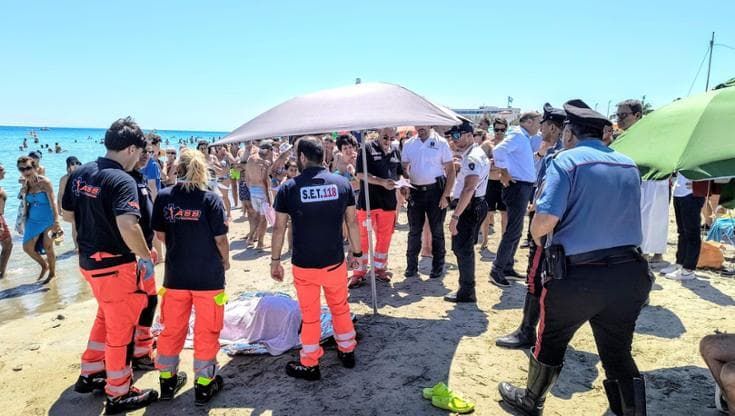Malore mentre fa il bagno, donna muore sulla spiaggia di Torre Canne: aveva 78 anni