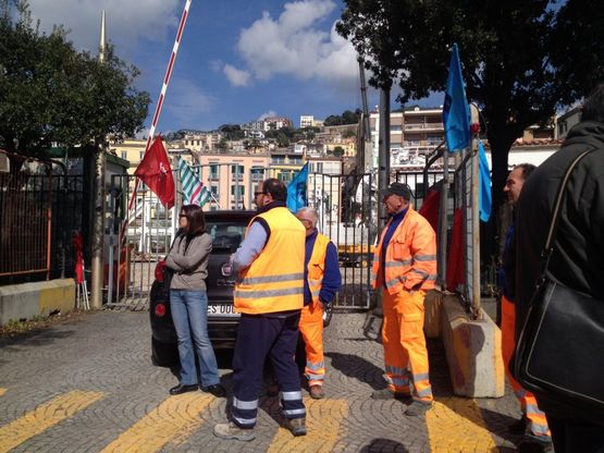 Metropolitana linea 6, da due mesi senza stipendio: chiude il cantiere e protesta dinanzi all’ingresso a viale Dohrn
