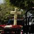 Bara d’oro, 500 corone di fiori e cimitero blindato: in Messico i funerali del superboss El Mencho