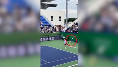 Shanghai, tennista francese lancia la racchetta in tribuna: le urla di spavento degli spettatori