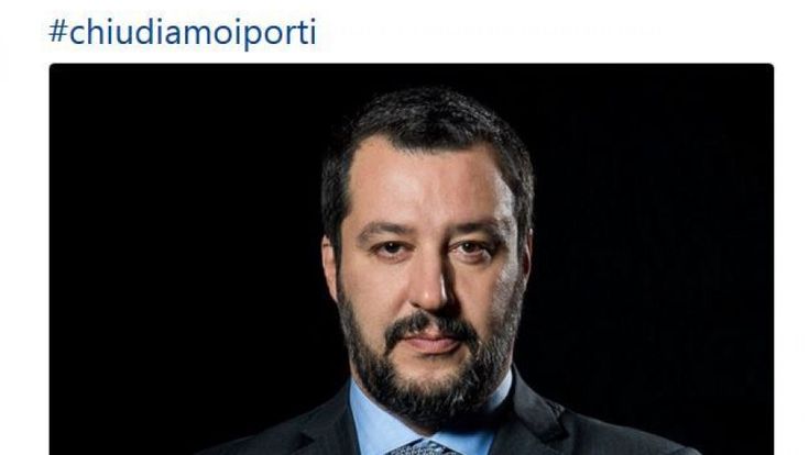 Dalla felpa alla cravatta, l'ultima posa feroce di Salvini che chiude i porti