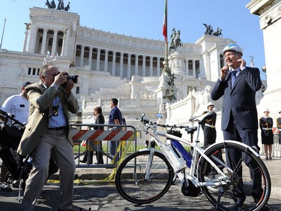 In bici con il caschetto e fascia tricolore<br />Marino in 'tour' per il suo insediamento