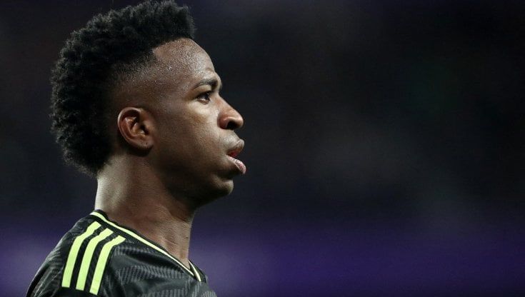 Vinicius denuncia i razzisti: "Entrano ancora allo stadio e la Liga non fa nulla". Quando Pelé gli disse: "Contro di loro balla e sorridi"