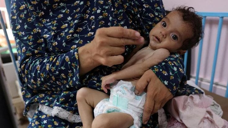 Gaza, le donne denutrite non riescono ad allattare i piccoli: acqua e ceci macinati invece del latte
