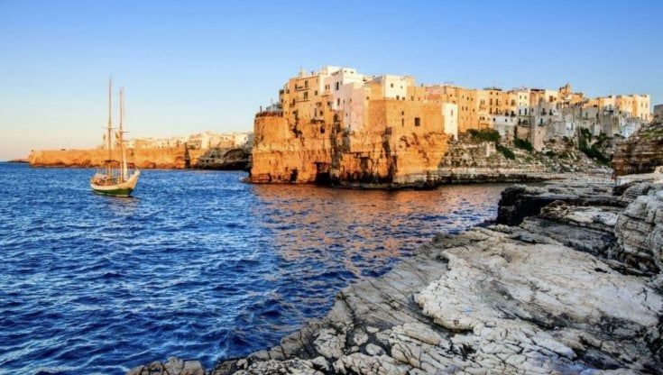 Nel blu di Polignano, tra tavole festose che profumano di mare