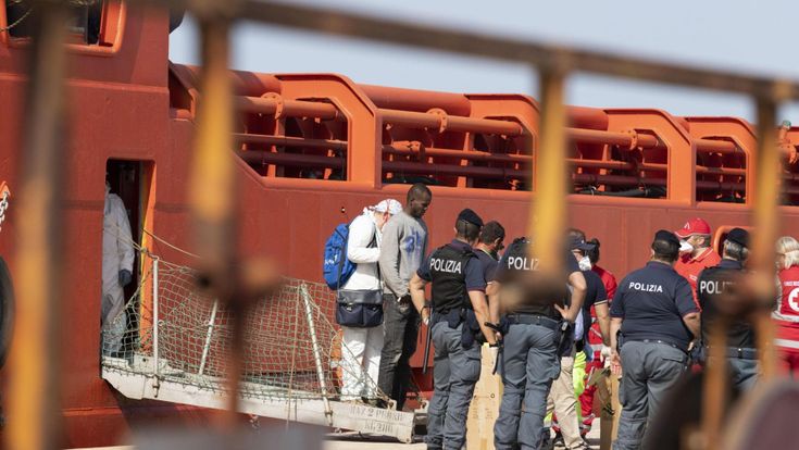 La svolta di Matteo Salvini sui migranti: dalla linea dura al grazie ai vescovi