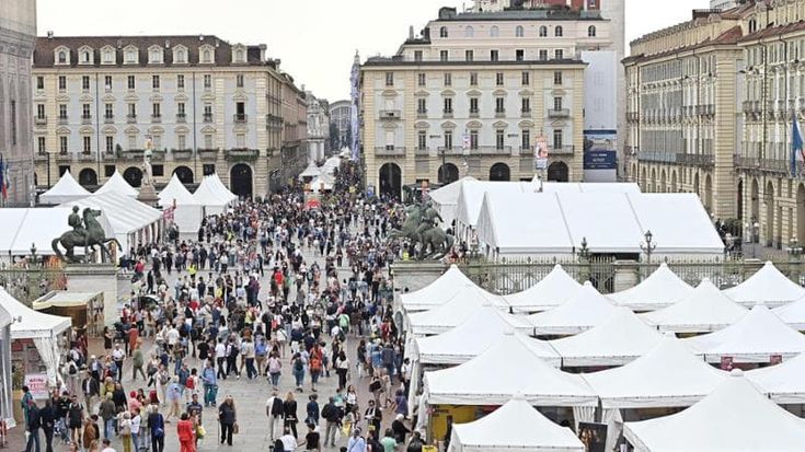 Terra Madre, affari d’oro: i golosi vuotano gli stand. Attesa per la grande folla del weekend