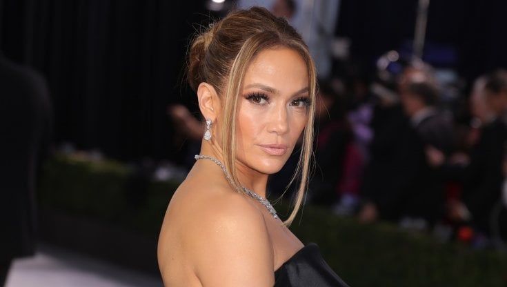 Sleek bangs: la frangia a tendina ultra-liscia è lo styling più elegante dell’autunno 